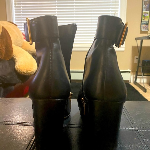 Stylish comfy leather booties great for a night out or a day at work. - Picture 2 of 3